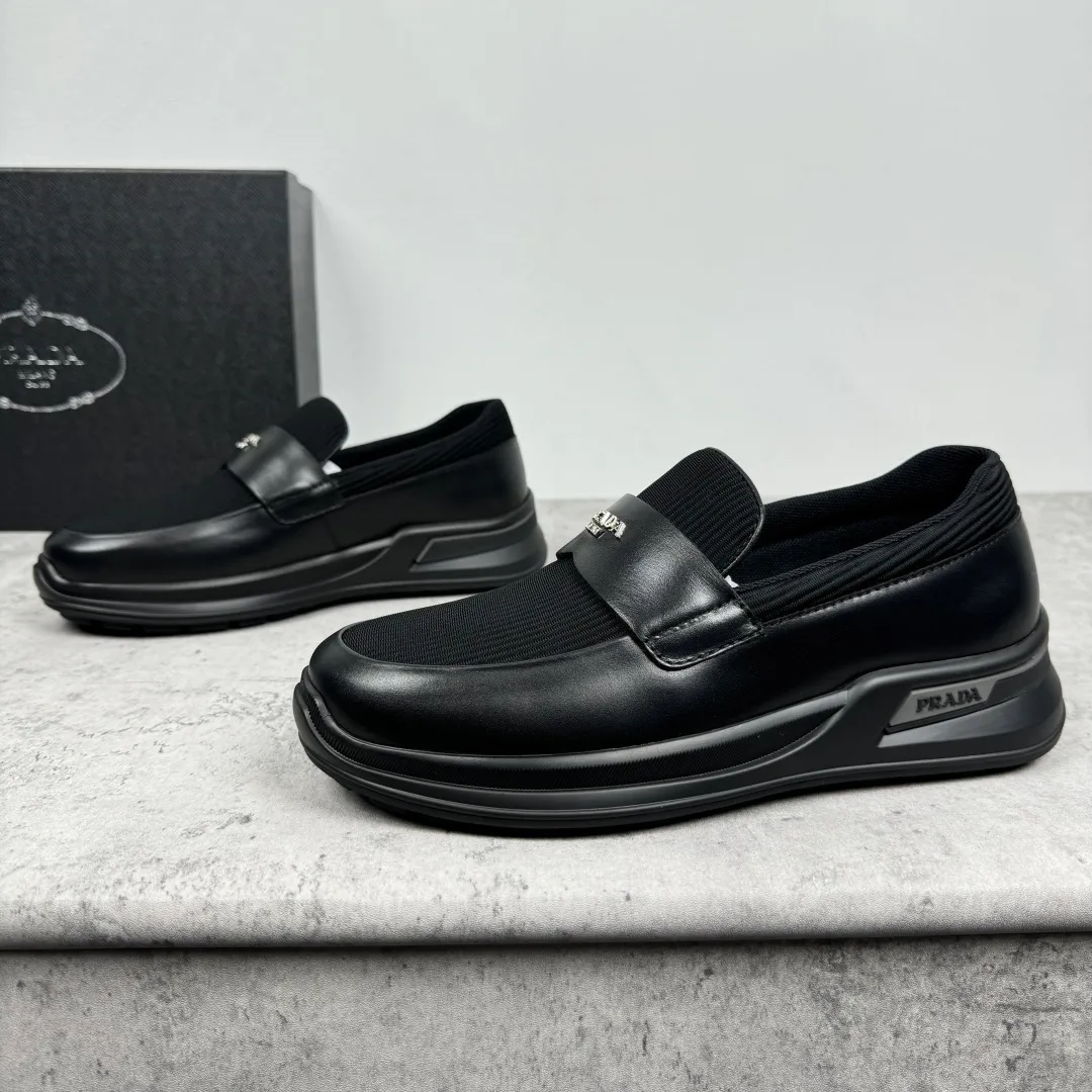 Batch 700 Prada/Prada men's matte leather thick-soled lightweight loafers! Casual fit, lightweight rubber sole slip-on driving shoes, matte calfskin wrapped around the entire upper, front body in pebbled calfskin/soft cloth, two styles available! Decorated with genuine leather buckle, front decorative details of PRADA silver letters, genuine leather feet, classic silver letter logo badge details, technical mesh lining, push-on opening and closing method, convenient and comfortable, cool and breathable! Paired with a lightweight, sporty functional thick sole, it is extremely comfortable on the feet and will not be tiring after long-term wear. It is available in multiple colors to meet different matching needs and comes with a complete package! Size: 39-40-41-42-43-44 Leather shoe size Item number: 2EE915 leather cloth black